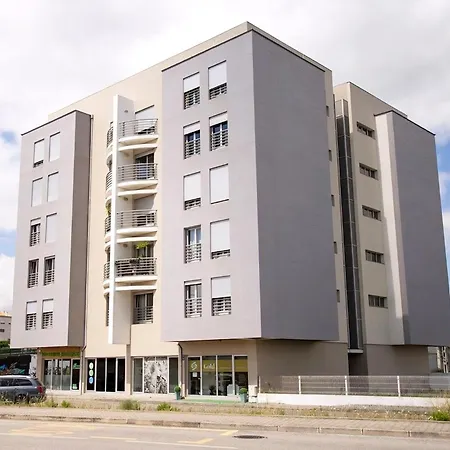 Turmhaus Mit Freier Garage أفيرو